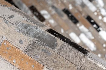 Handgefertigter Teppich aus Leder in creme-silbernen Patchwork Steifen und braunen Akzenten