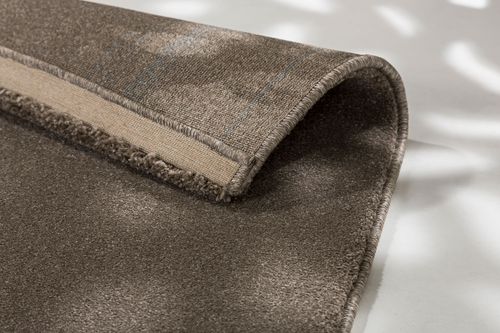 Dunkelbrauner Teppich Gekettelt