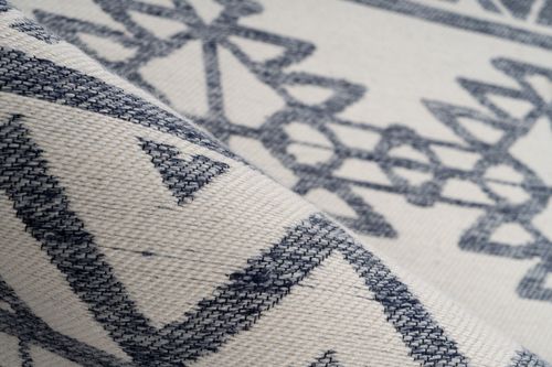 Ethno Teppich mit grauem Muster