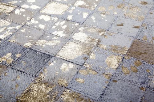 Lederteppich mit Patchwork Quadraten in Hellgrau-Gold